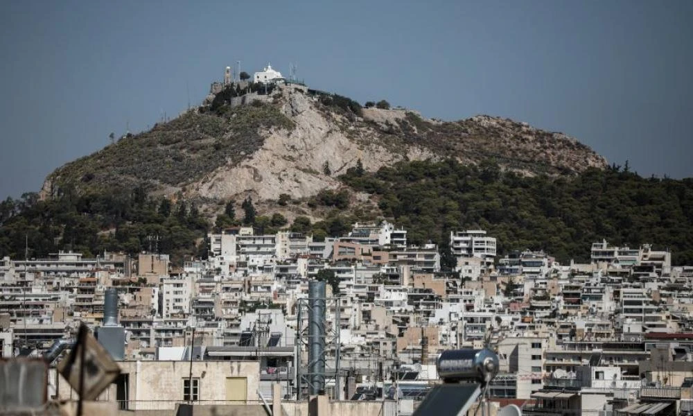 Υπό έλεγχο η φωτιά στον Λυκαβηττό: Ισχυρή παρέμβαση της Πυροσβεστικής - Κάηκαν κυπαρίσσια και σκουπίδια (βίντεο)